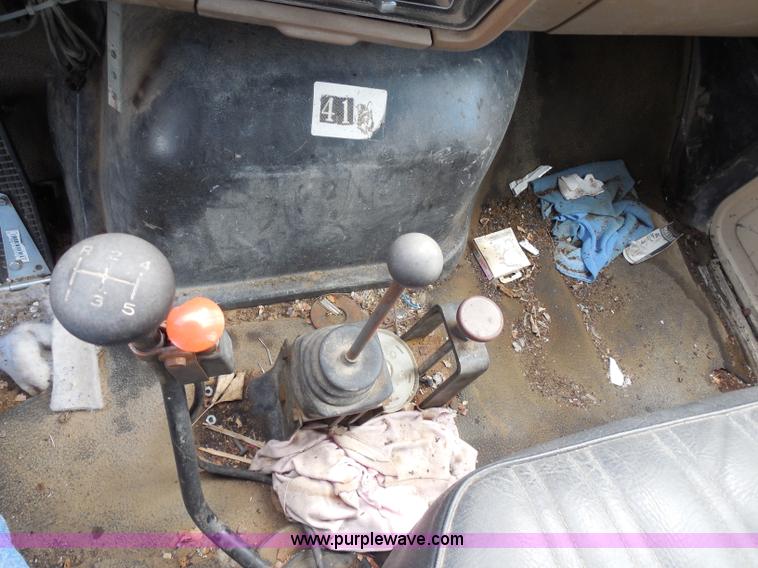 image for item H6560 1989 Ford F800 dump truck