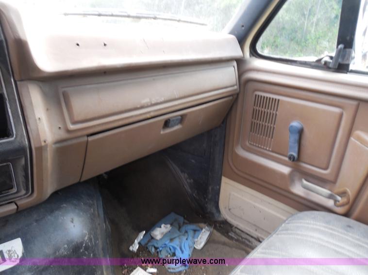 image for item H6560 1989 Ford F800 dump truck