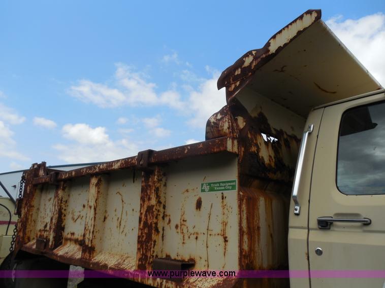 image for item H6560 1989 Ford F800 dump truck