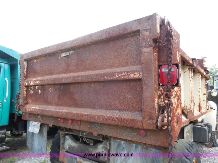 image for item H6560 1989 Ford F800 dump truck