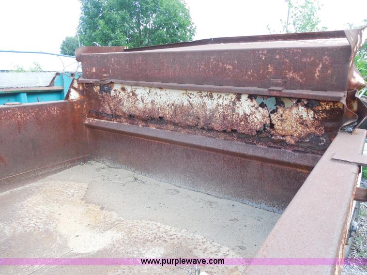 image for item H6560 1989 Ford F800 dump truck