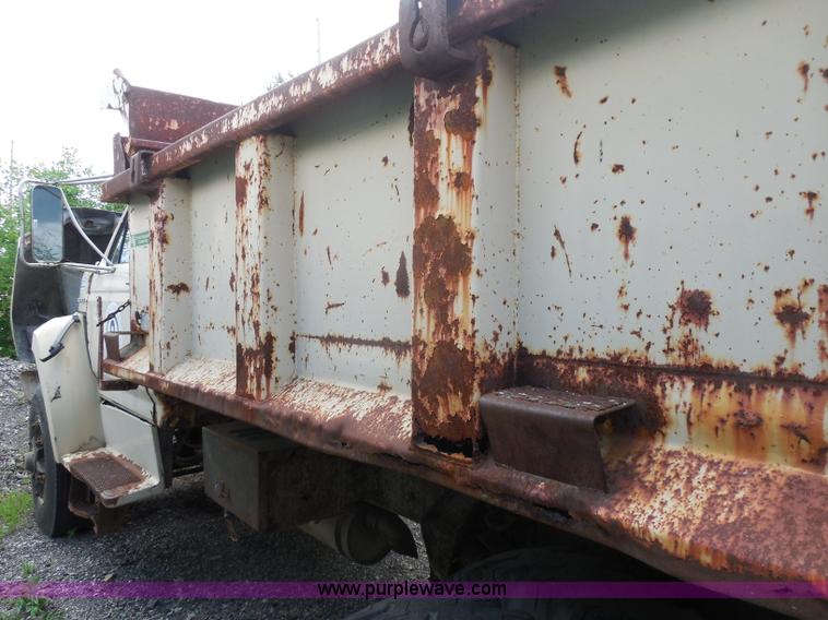 image for item H6560 1989 Ford F800 dump truck