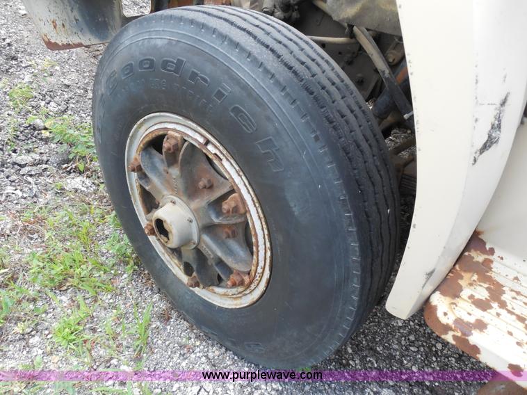 image for item H6560 1989 Ford F800 dump truck