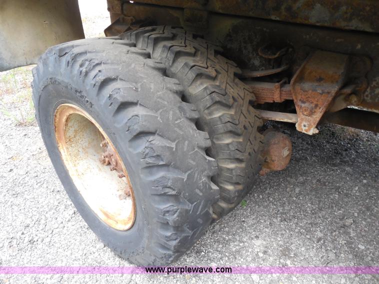 image for item H6560 1989 Ford F800 dump truck