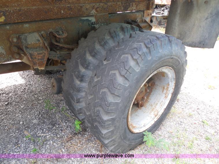 image for item H6560 1989 Ford F800 dump truck