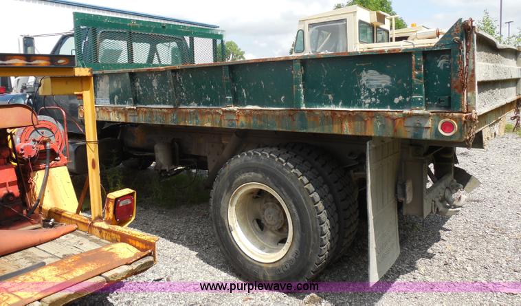 image for item H6561 1993 Ford F700 dump truck