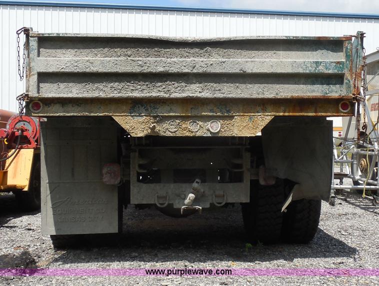 image for item H6561 1993 Ford F700 dump truck