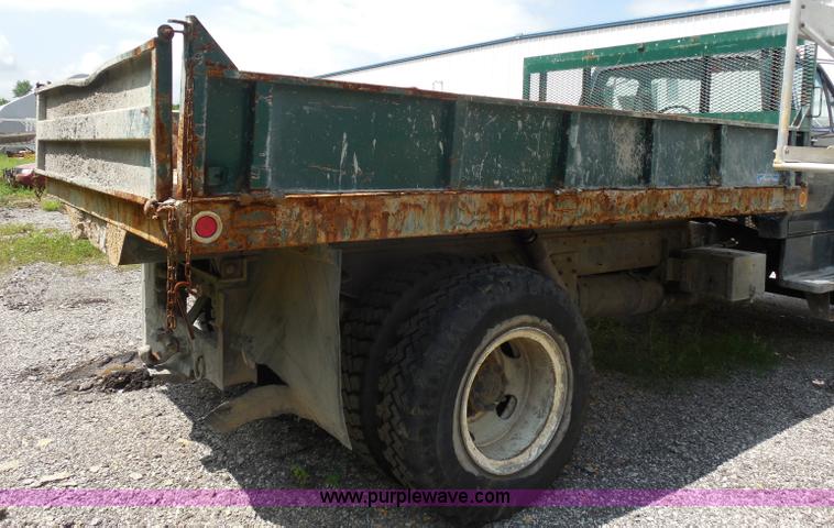 image for item H6561 1993 Ford F700 dump truck