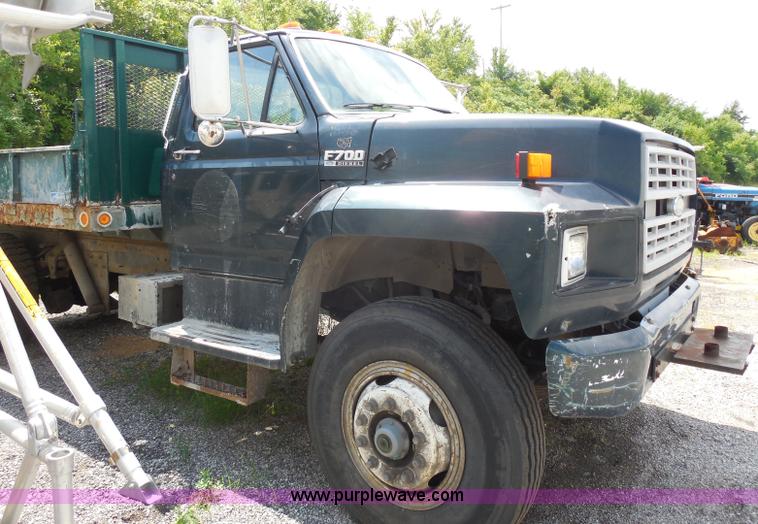image for item H6561 1993 Ford F700 dump truck