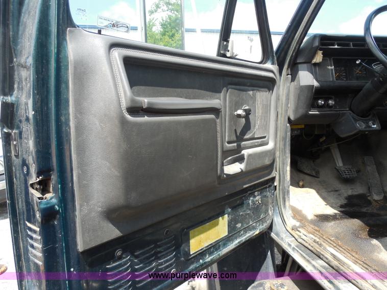 image for item H6561 1993 Ford F700 dump truck