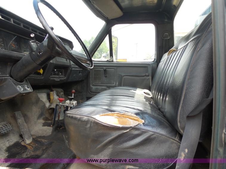 image for item H6561 1993 Ford F700 dump truck