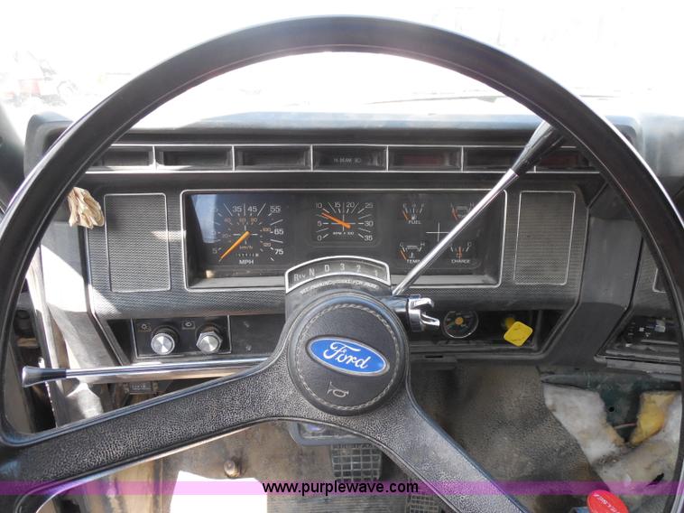 image for item H6561 1993 Ford F700 dump truck