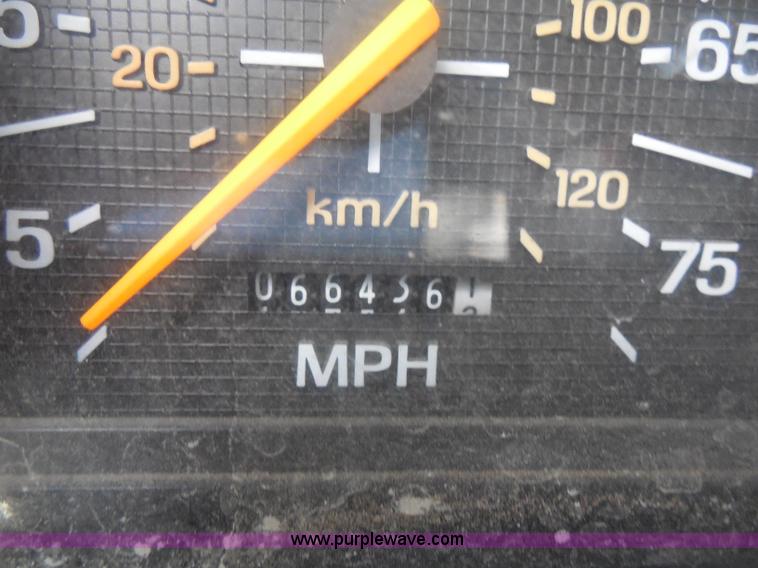 image for item H6561 1993 Ford F700 dump truck