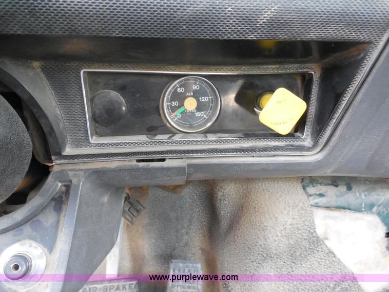 image for item H6561 1993 Ford F700 dump truck