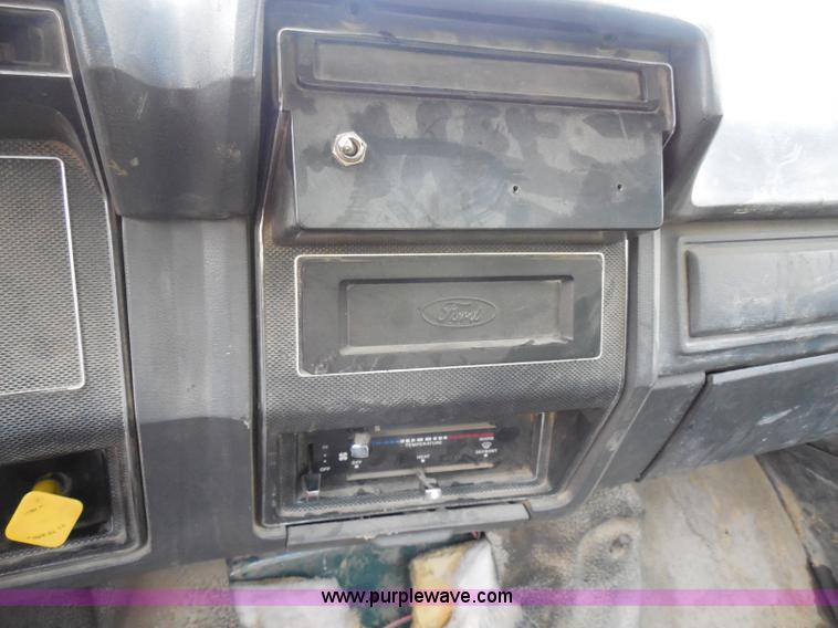 image for item H6561 1993 Ford F700 dump truck