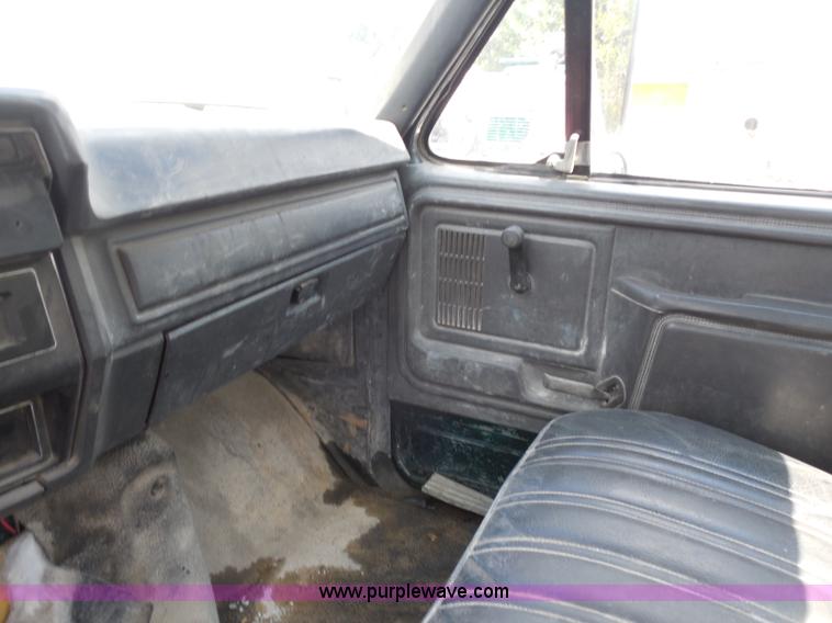 image for item H6561 1993 Ford F700 dump truck