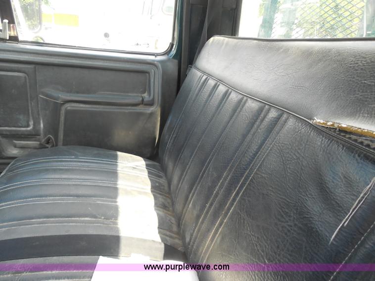 image for item H6561 1993 Ford F700 dump truck