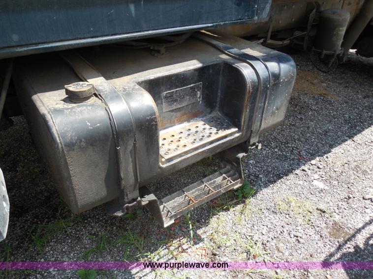 image for item H6561 1993 Ford F700 dump truck