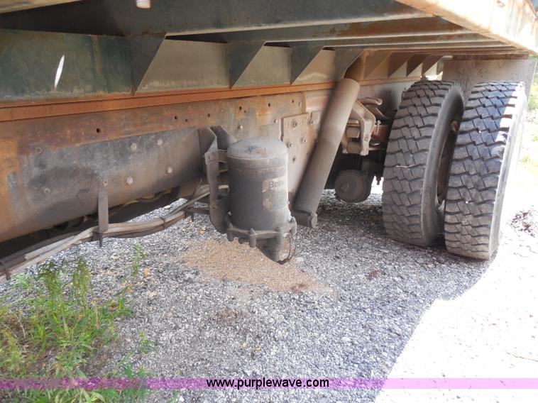 image for item H6561 1993 Ford F700 dump truck