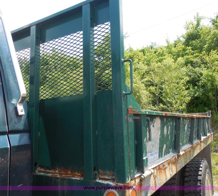 image for item H6561 1993 Ford F700 dump truck