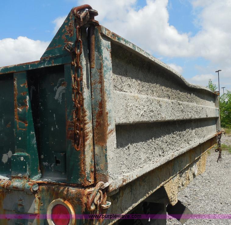 image for item H6561 1993 Ford F700 dump truck