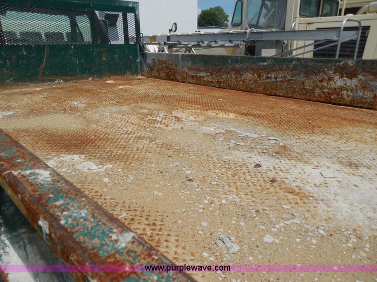 image for item H6561 1993 Ford F700 dump truck