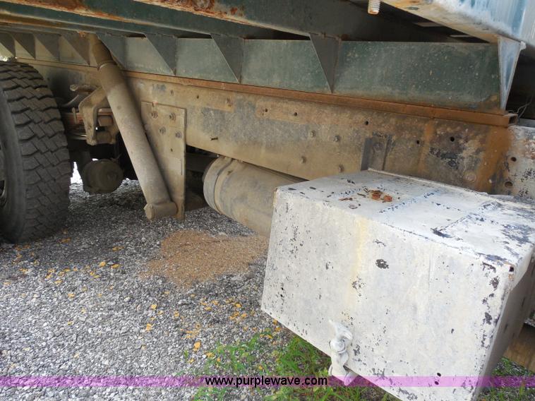 image for item H6561 1993 Ford F700 dump truck