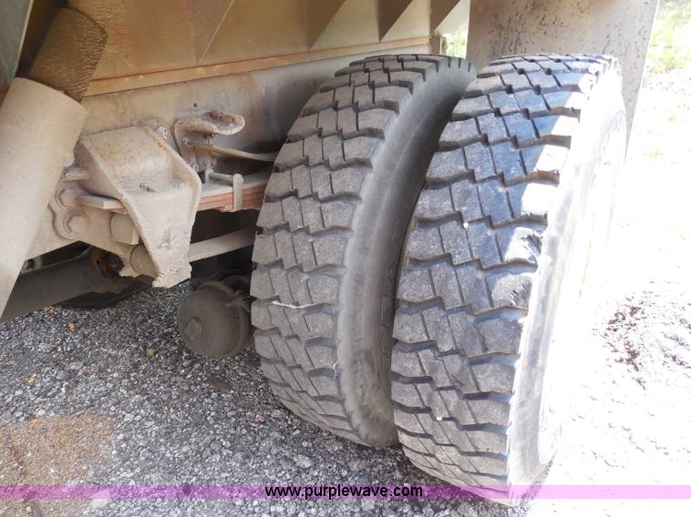 image for item H6561 1993 Ford F700 dump truck