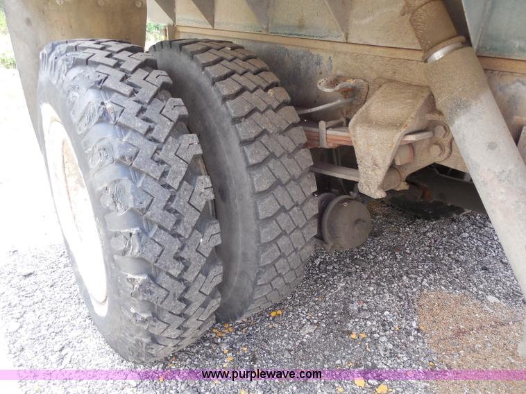 image for item H6561 1993 Ford F700 dump truck