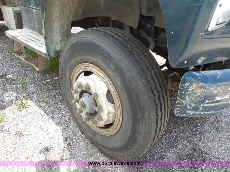 image for item H6561 1993 Ford F700 dump truck