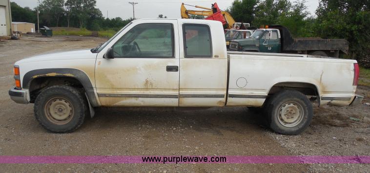 image for item H9852 1998 Chevrolet 1500 Extended Cab pickup truck