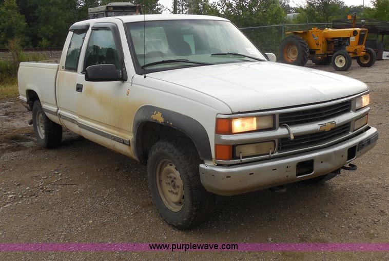 image for item H9852 1998 Chevrolet 1500 Extended Cab pickup truck