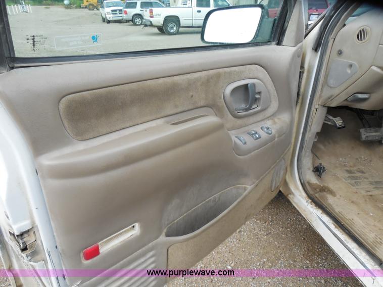 image for item H9852 1998 Chevrolet 1500 Extended Cab pickup truck