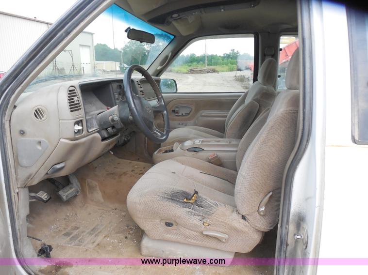 image for item H9852 1998 Chevrolet 1500 Extended Cab pickup truck