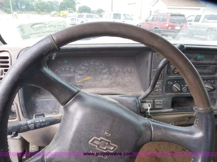 image for item H9852 1998 Chevrolet 1500 Extended Cab pickup truck