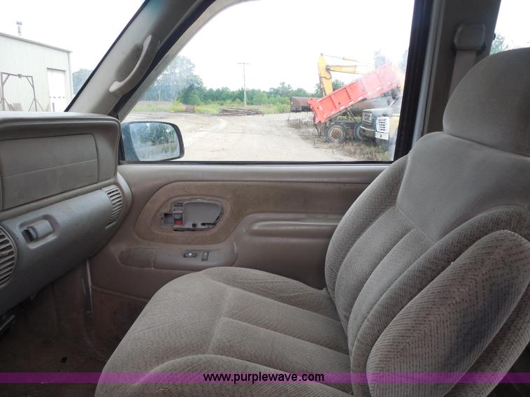 image for item H9852 1998 Chevrolet 1500 Extended Cab pickup truck