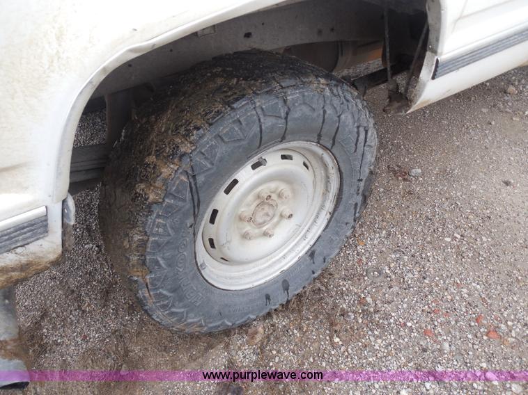 image for item H9852 1998 Chevrolet 1500 Extended Cab pickup truck