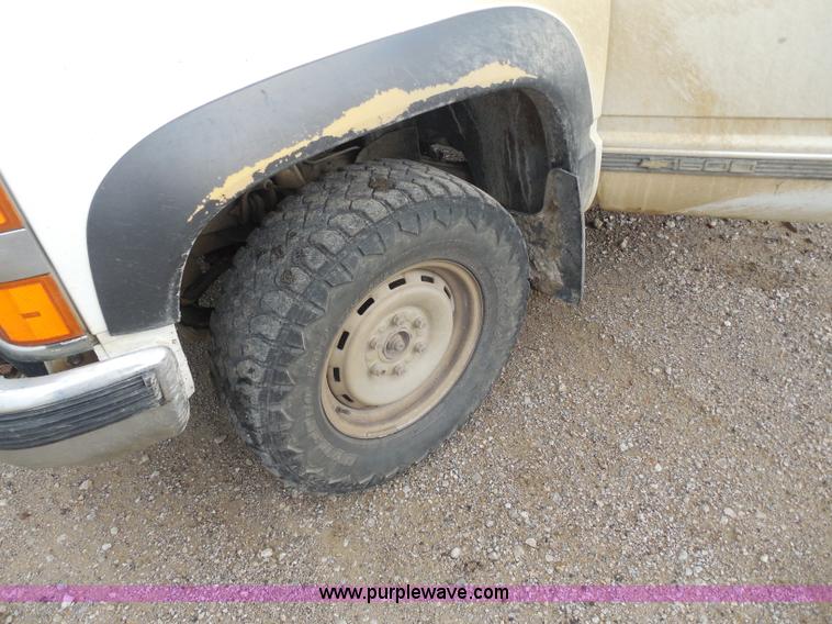 image for item H9852 1998 Chevrolet 1500 Extended Cab pickup truck