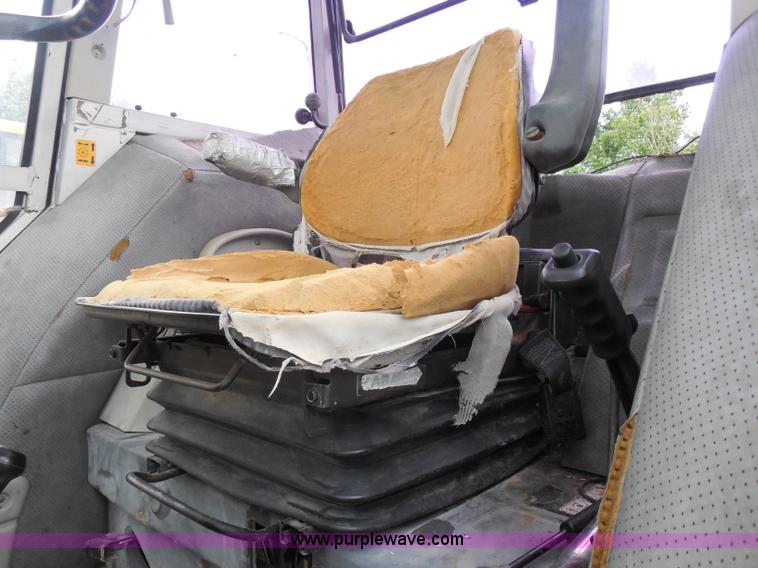 image for item H9853 Massey-Ferguson 383 tractor