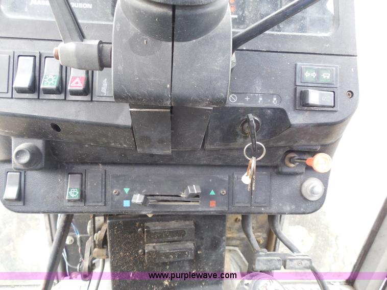 image for item H9853 Massey-Ferguson 383 tractor