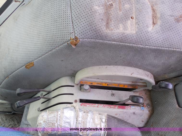 image for item H9853 Massey-Ferguson 383 tractor