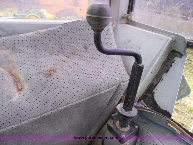 image for item H9853 Massey-Ferguson 383 tractor