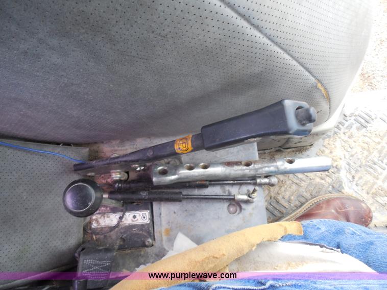 image for item H9853 Massey-Ferguson 383 tractor