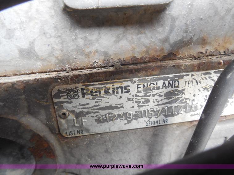 image for item H9853 Massey-Ferguson 383 tractor