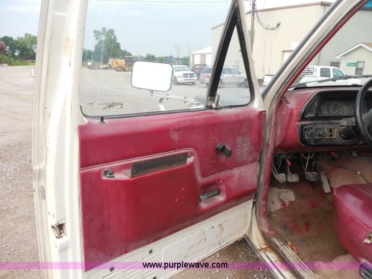 image for item H9854 1990 Ford F350 flatbed pickup truck