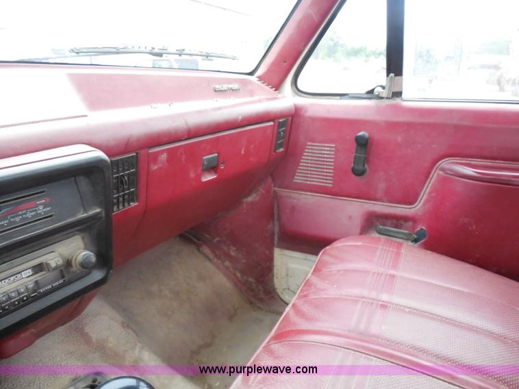 image for item H9854 1990 Ford F350 flatbed pickup truck