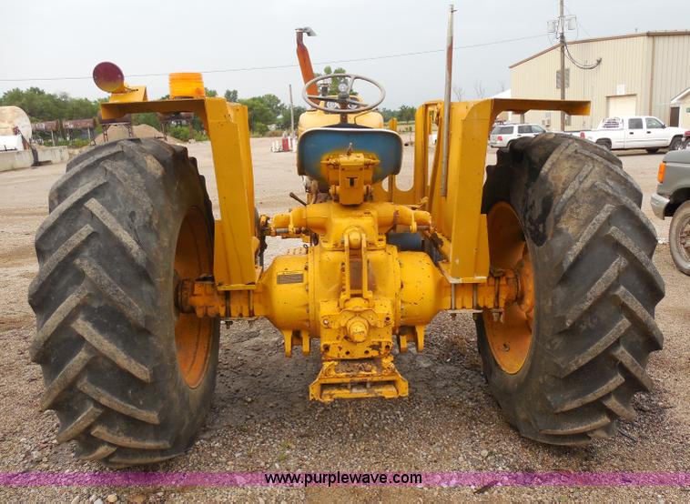 image for item H9855 1977 Ford 5600 tractor