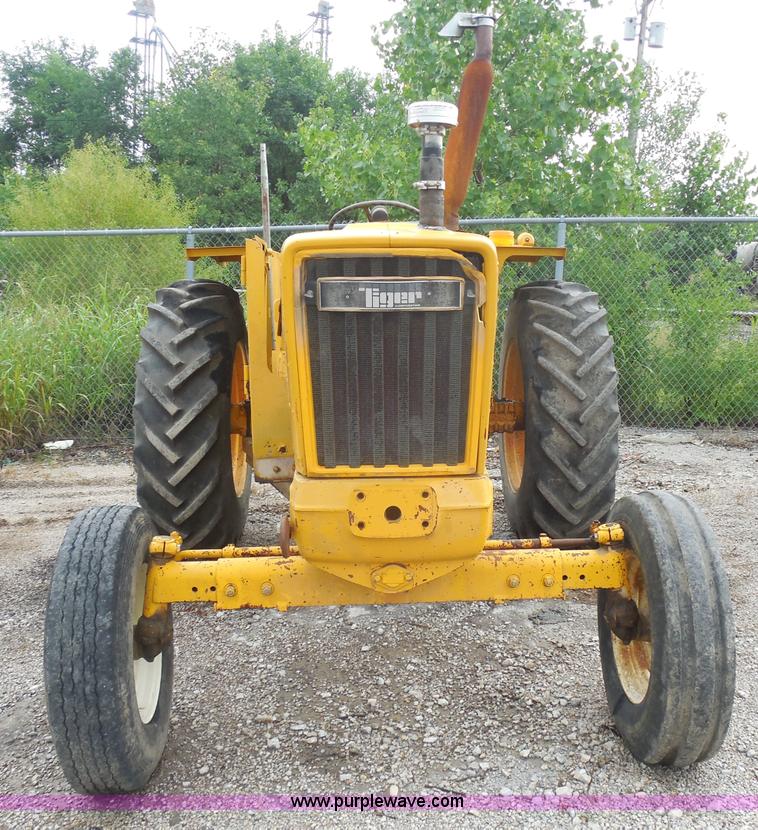 image for item H9855 1977 Ford 5600 tractor