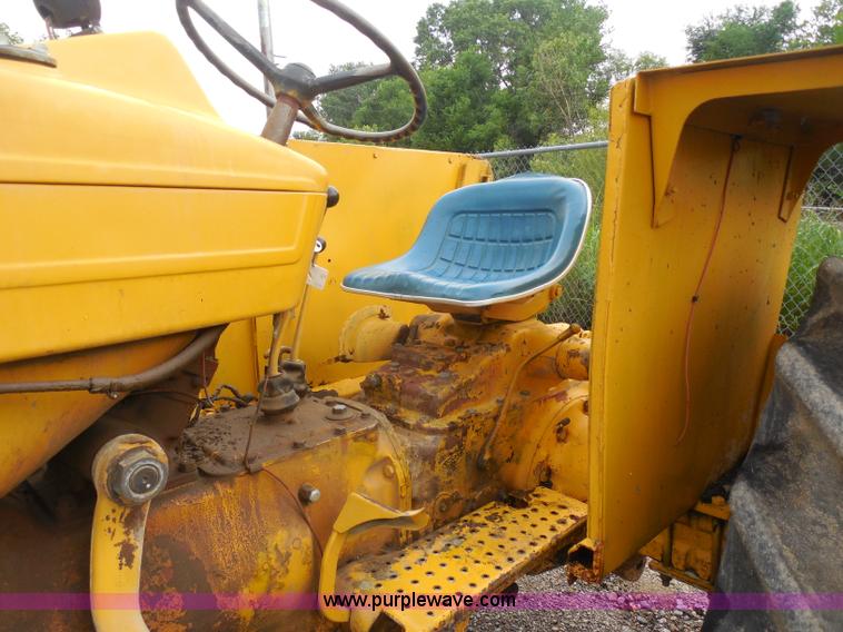 image for item H9855 1977 Ford 5600 tractor