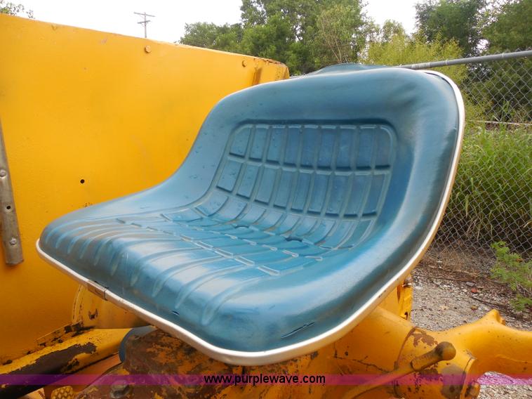 image for item H9855 1977 Ford 5600 tractor